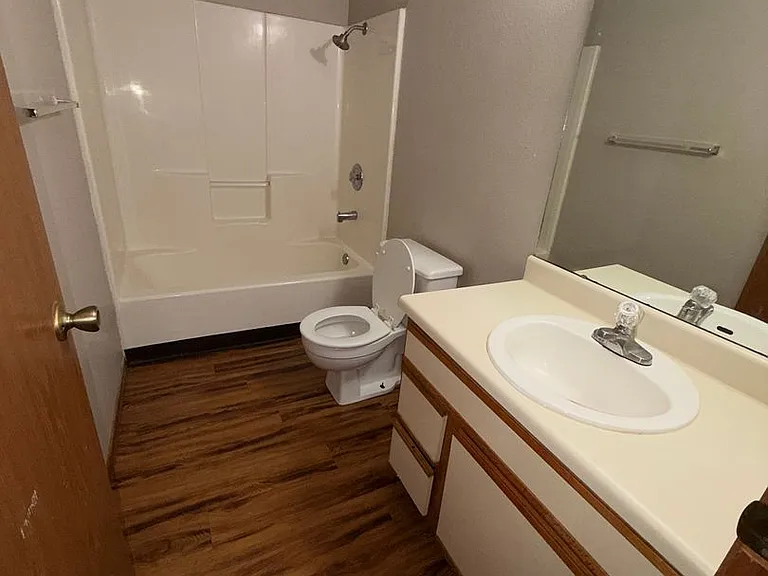 1030 E Walnut St — Photo 8