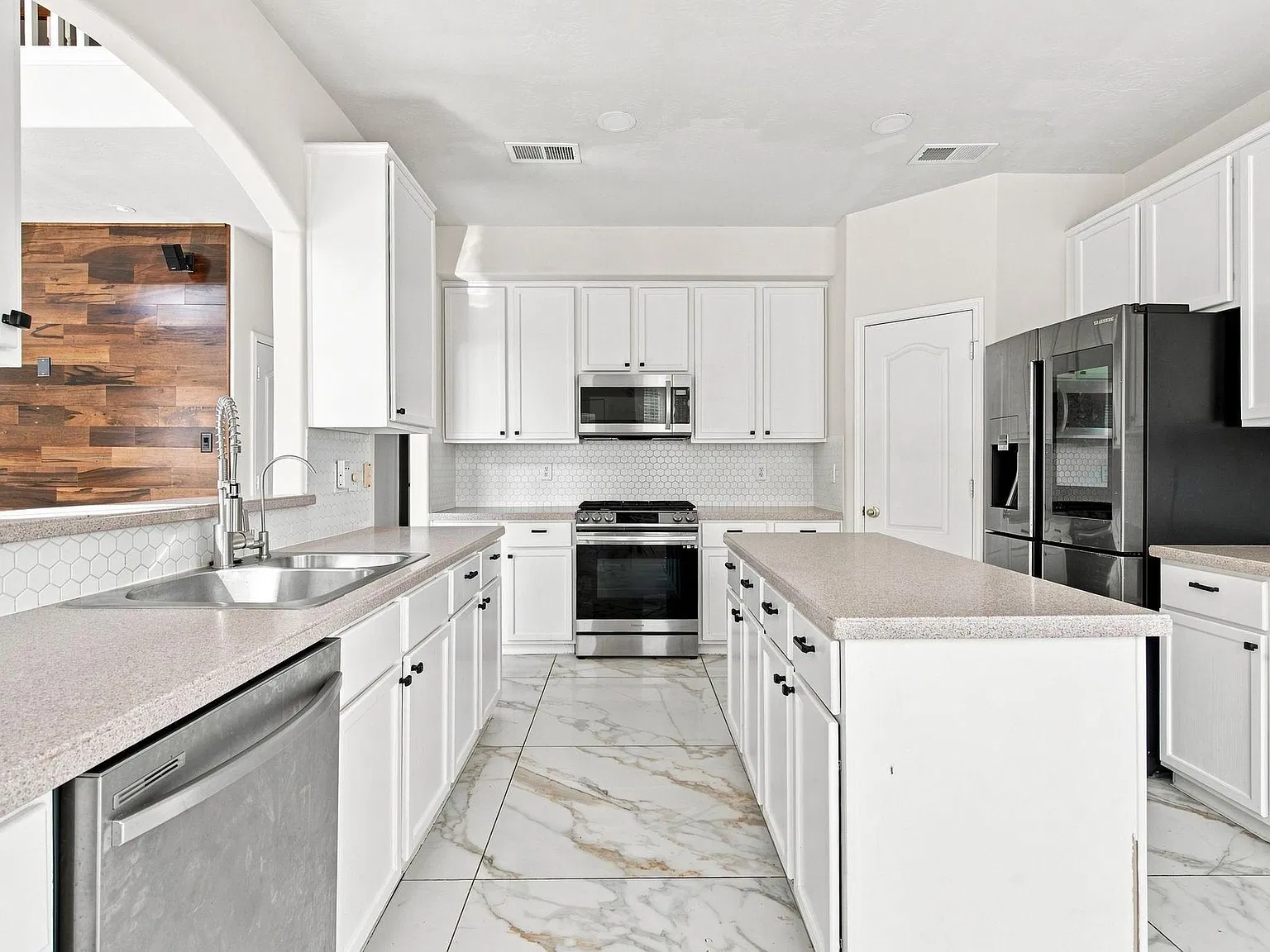 4 bed, 2.5 bath, 3186 sqft, $2,850 — Photo 3