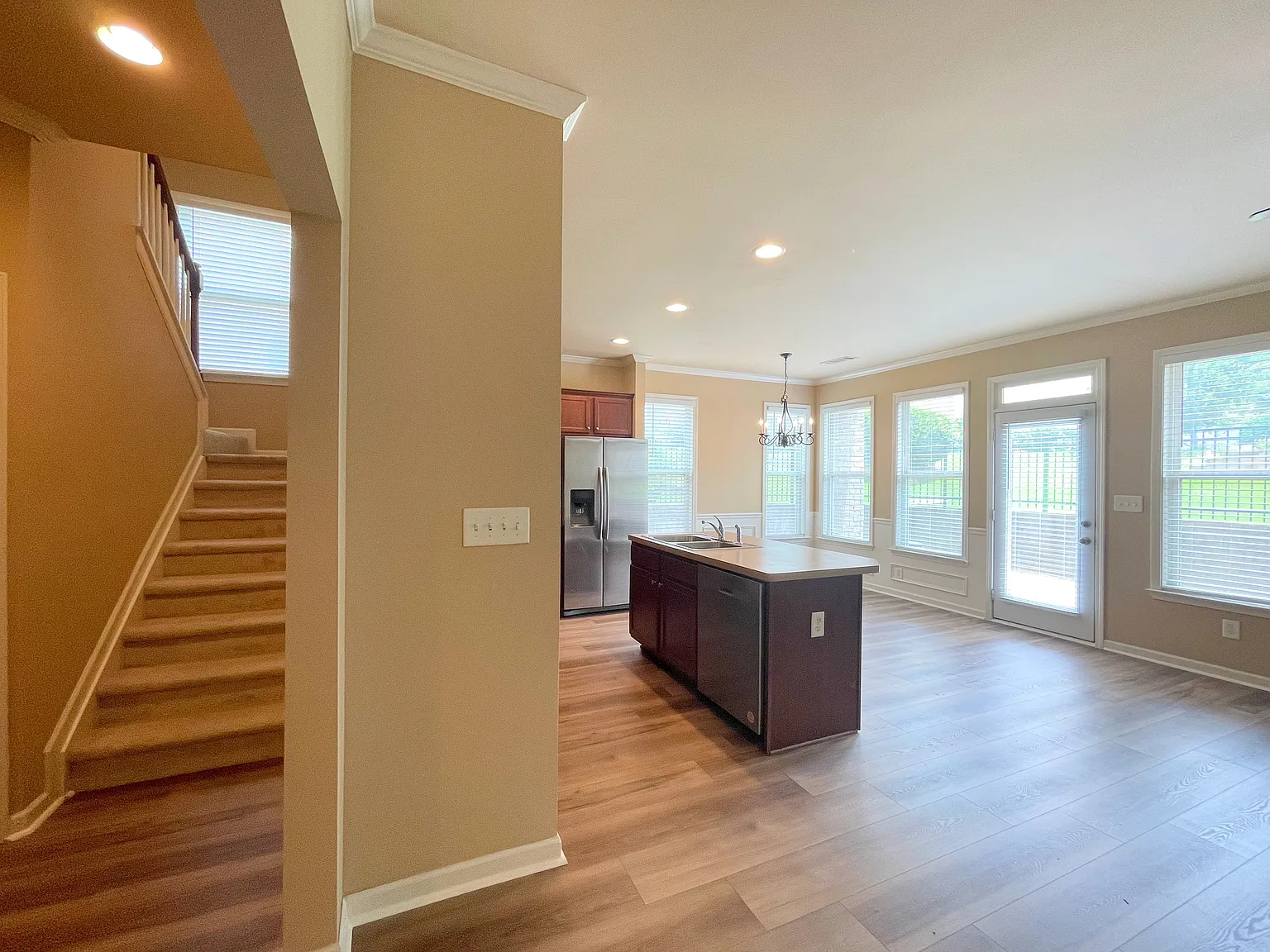 3 bed, 2.5 bath, 2043 sqft, $2,000 — Photo 4