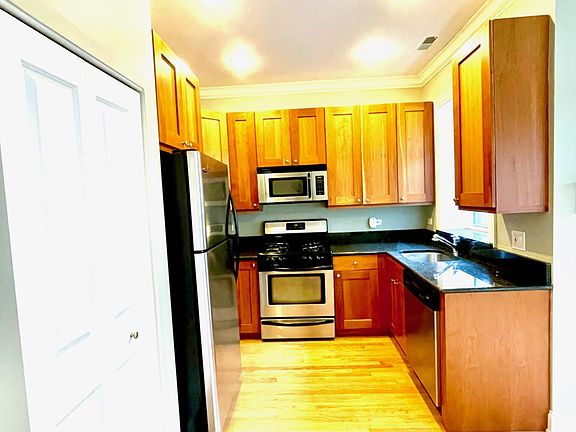 4th image of 1428 W Lunt Ave #1S