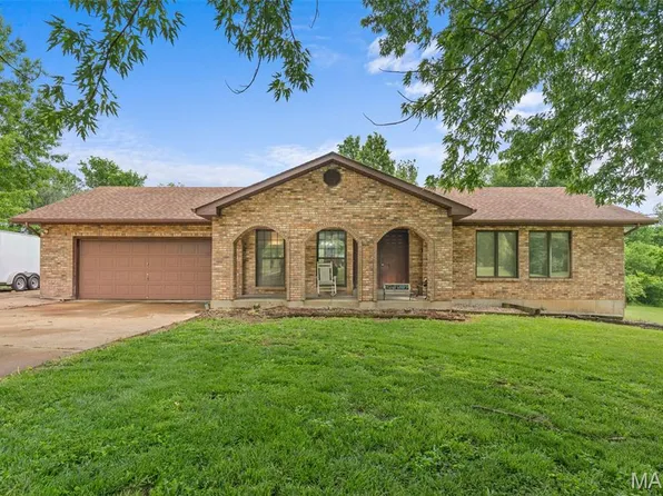5270 Overview Dr, Villa Ridge, MO 63089