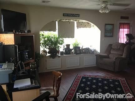 Living room
						:
						Bay window where you can seating or plants. Storage is underneath.