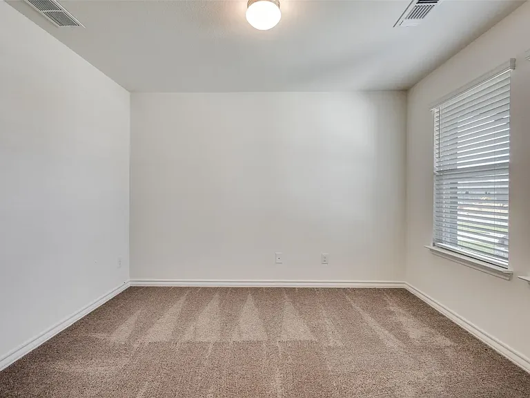 749 Windsor Dr — Photo 7