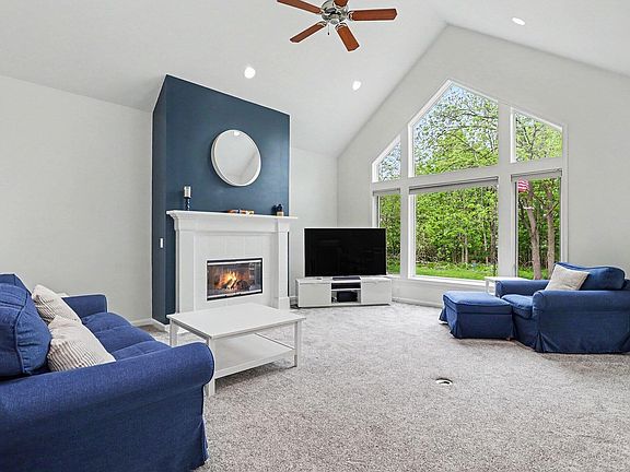 3rd image of 73 Arrowhead Dr