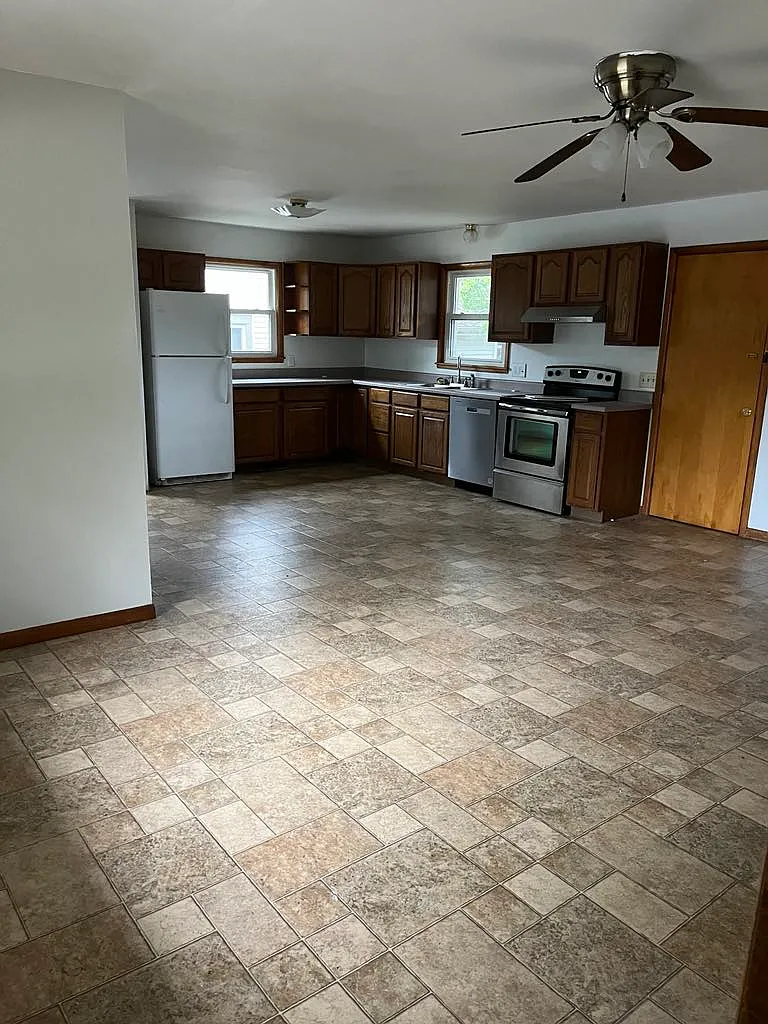 4 bed, 1800 sqft, $1,800 — Photo 1