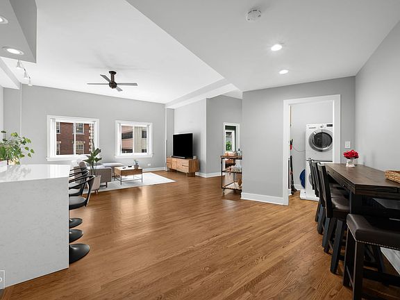 3rd image of 3325 N Lincoln Ave APT 302