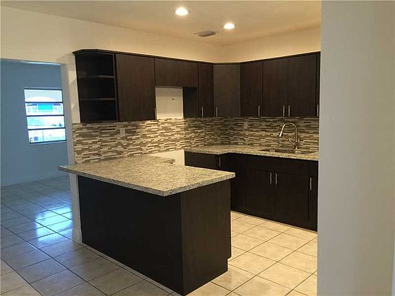 4th image of 940 NW 30th Ave