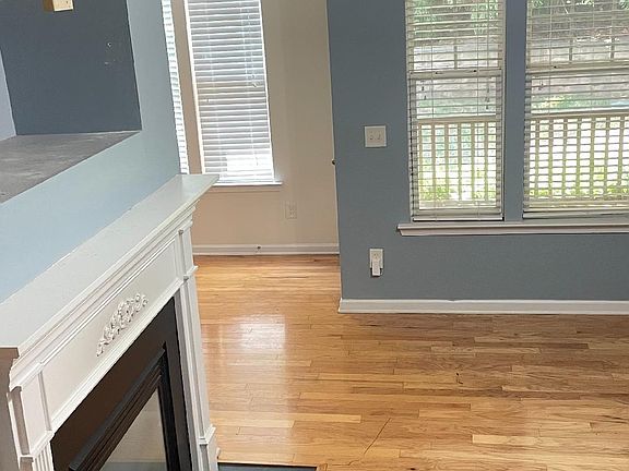 Huge living room with Gas fireplace