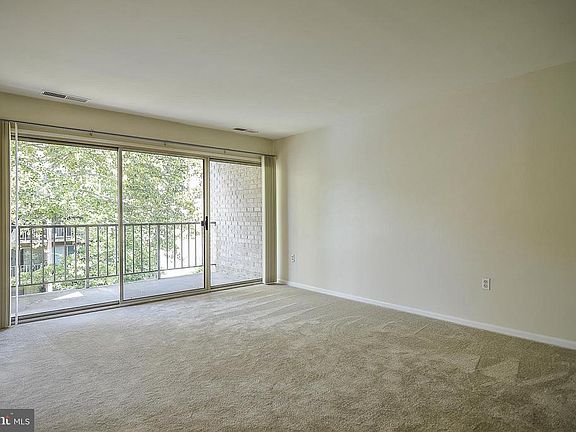 3rd image of 28 Canterbury Sq APT 301