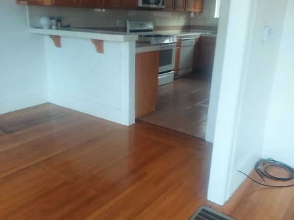 4th image of 910 W Park St