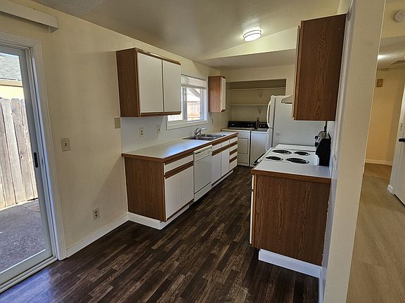 3rd image of 2210 SE 45th Ave #B