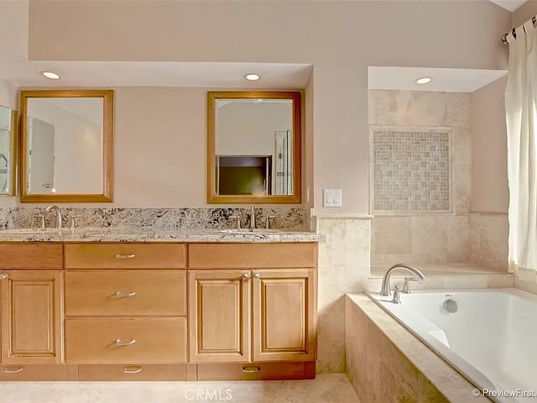 12 Woodlawn — Photo 21