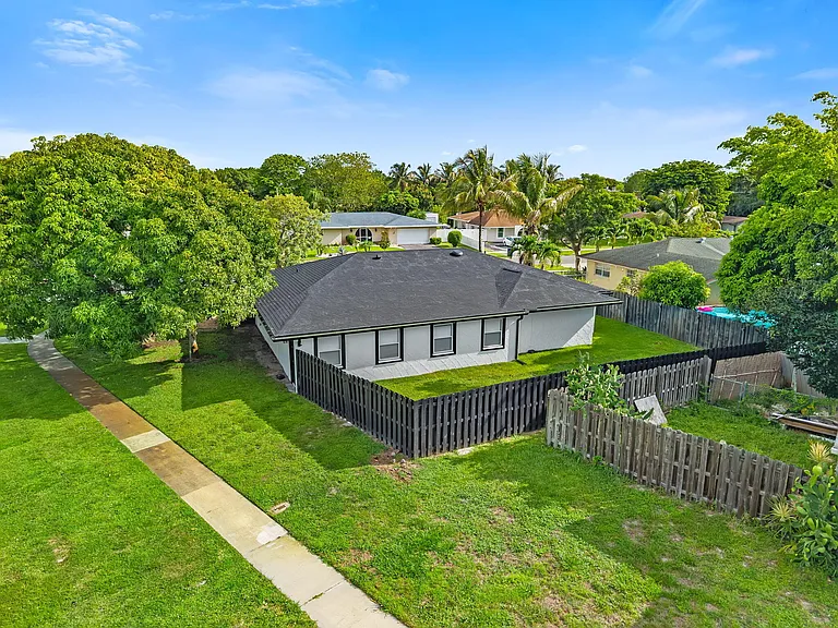908 Hibiscus Dr — Photo 32