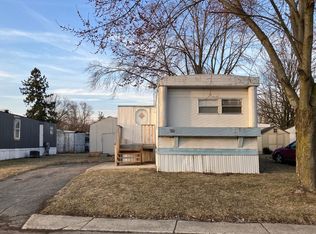 222 Hawthorne #90, South Lyon, MI