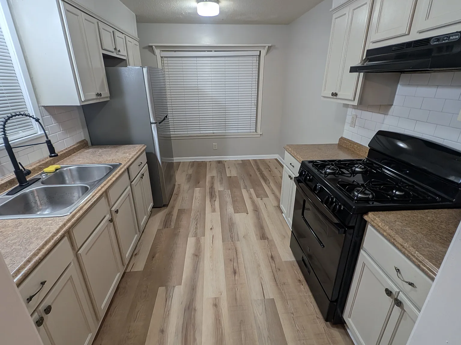 3 bed, 1.5 bath, 1300 sqft, $3,000 — Photo 2