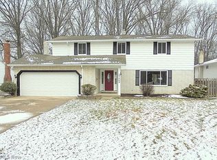 27864 Edgepark Dr, North Olmsted, OH 44070