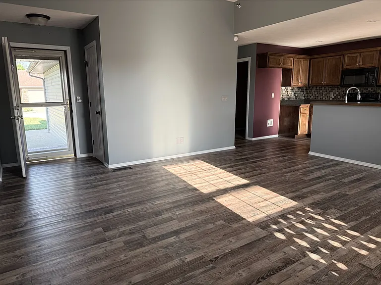439 N Chandler Ave — Photo 17