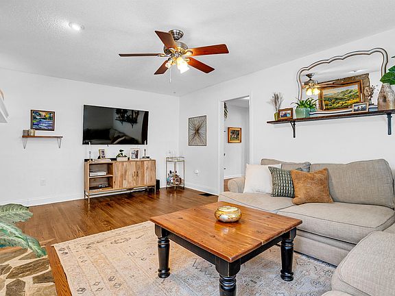 5th image of 28 Idlewood Dr