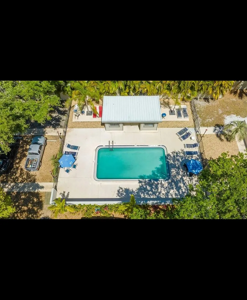 Spacious, open 2 bedroom/2 bath minutes from Siesta Key — Photo 4