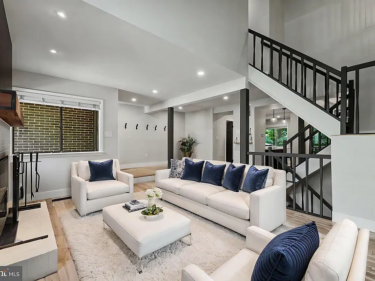 2105 Glencourse Ln — Photo 8