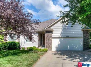 815 Lexington Ln, Papillion, NE 68046