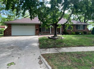 1956 SW Navajo Ln, Topeka, KS 66604