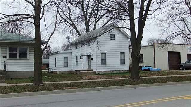1st image of 204 W Oak St