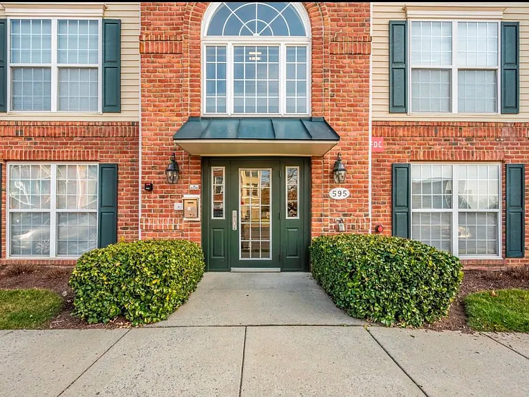 595 Cawley Dr #2C — Photo 2