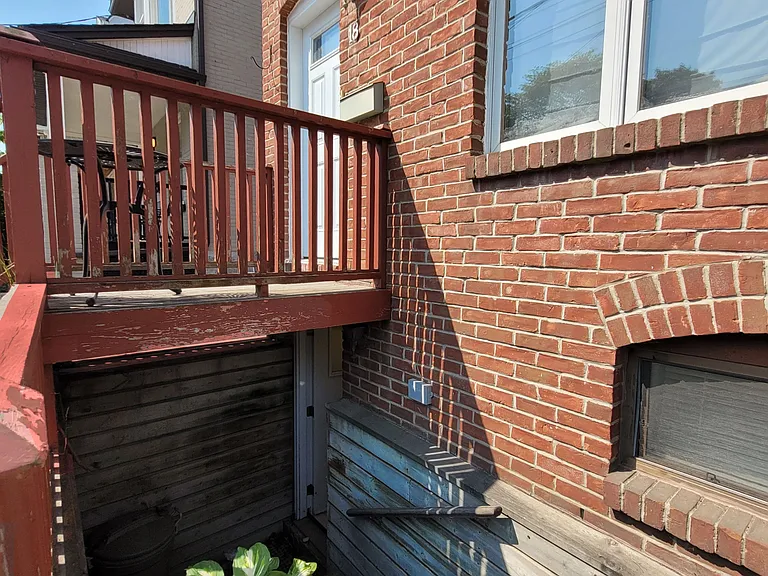 18 Coxwell Ave #LOWER — Photo 19