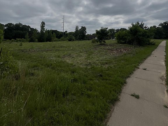 4th image of 7920 Lake Dr