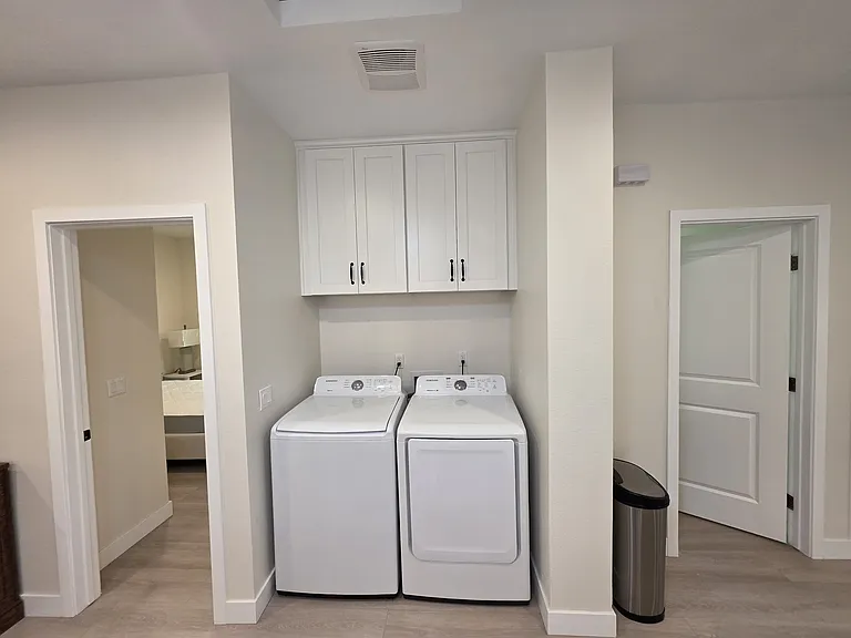 552 W Howard St — Photo 20