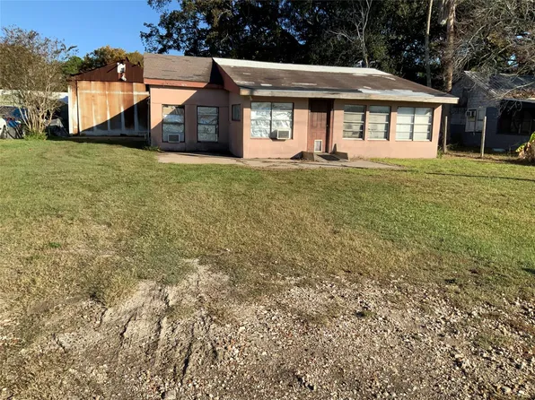 215 McNeir St, Anahuac, TX 77514