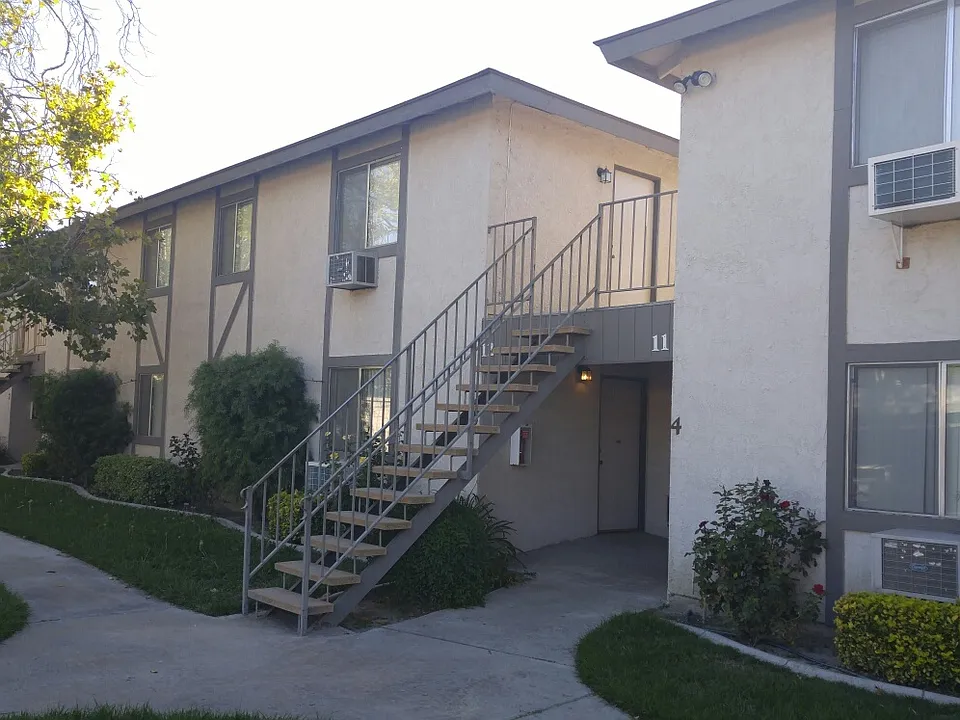 811 E Menlo Ave