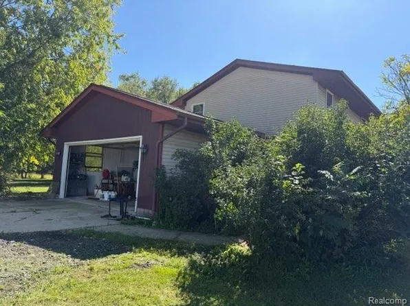 1643 Nicholson Rd, Fowlerville, MI 48836