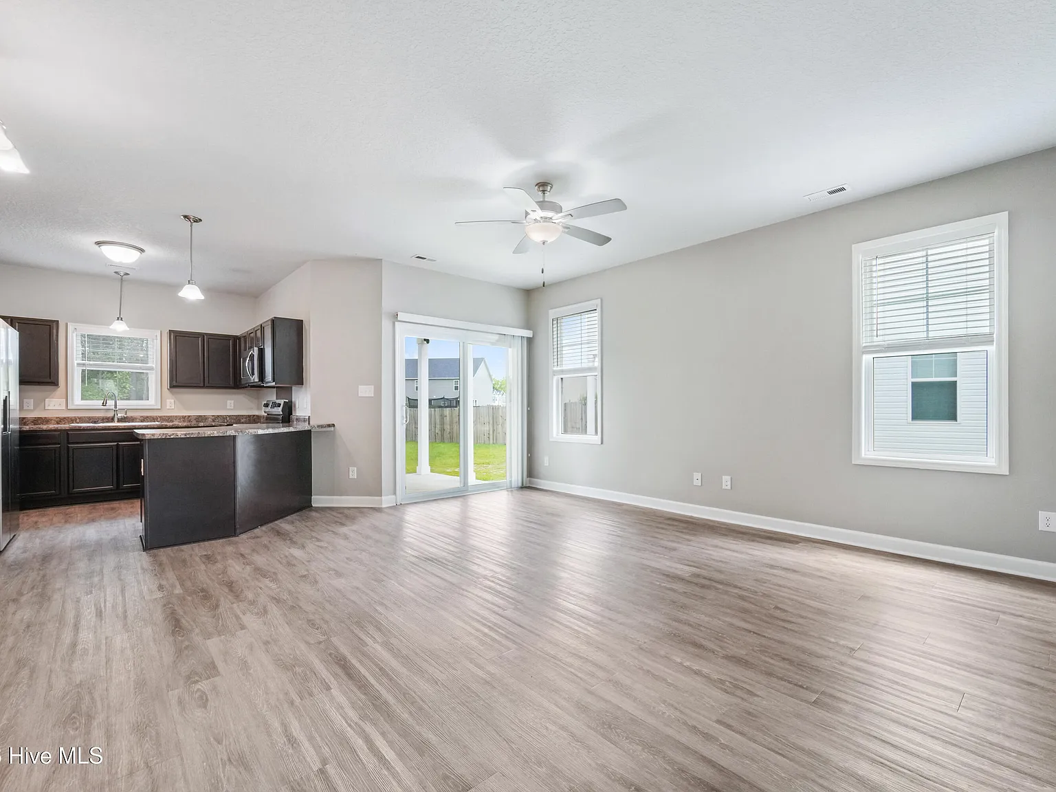 3 bed, 2.5 bath, 1569 sqft, $1,795 — Photo 4