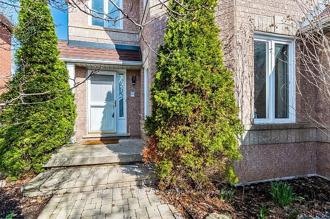 33 Strathroy Cres — Photo 3