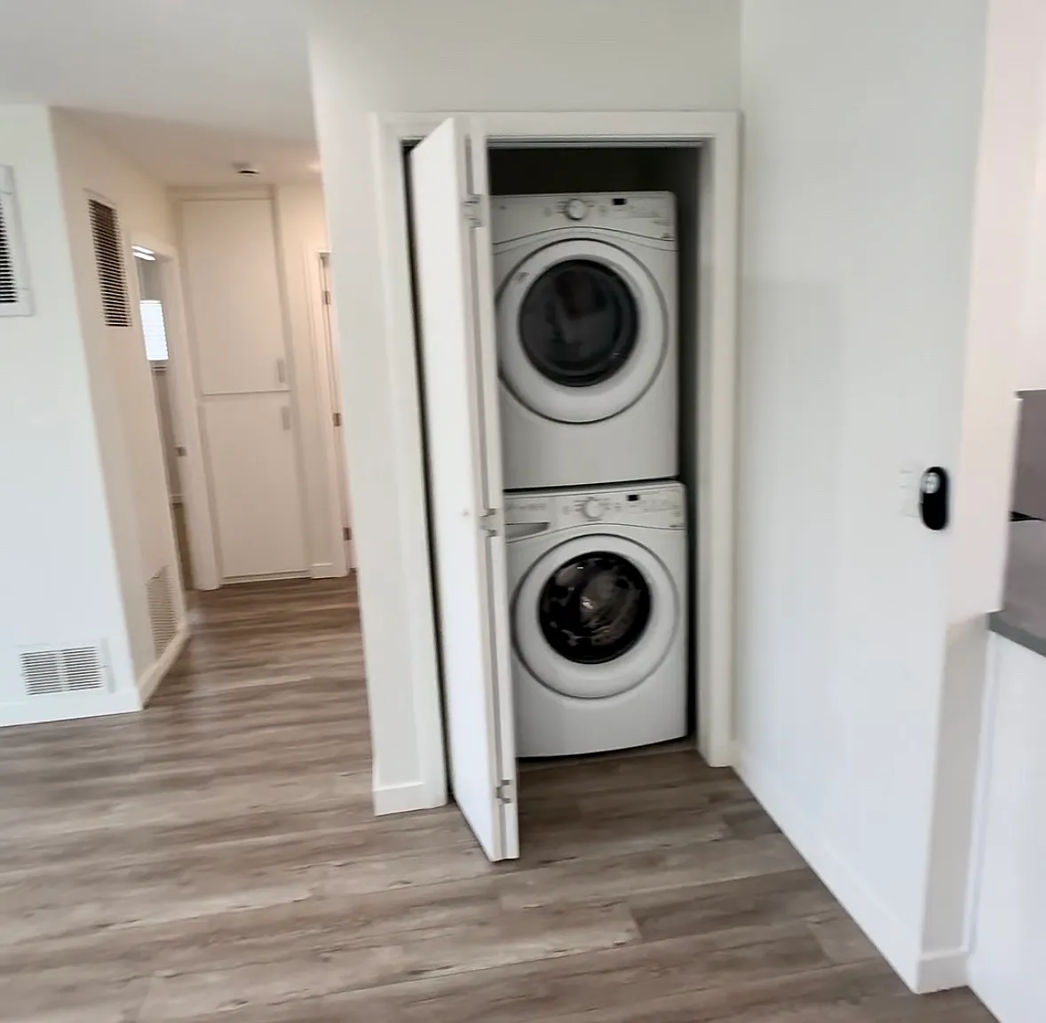 2 bed, 950 sqft, $3,298 — Photo 4
