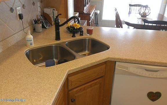 8605 Kitchen bar.jpg