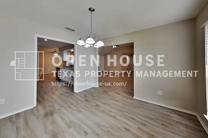 909 Sandhurst Dr — Photo 9