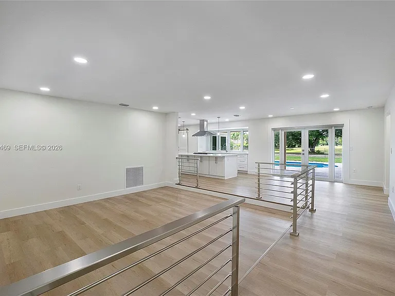 4914 SW 90th Ave — Photo 2