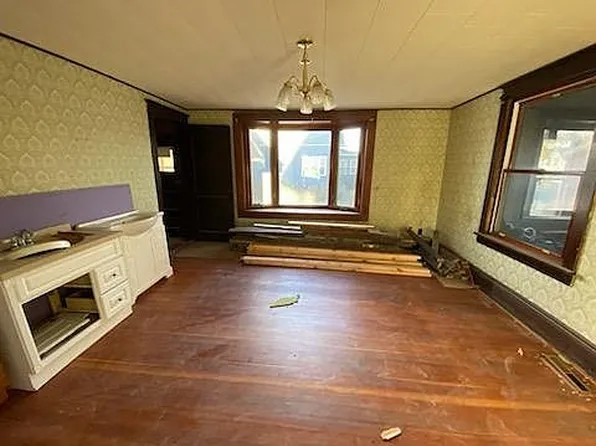 217 Main St E, Belle Plaine, MN 56011