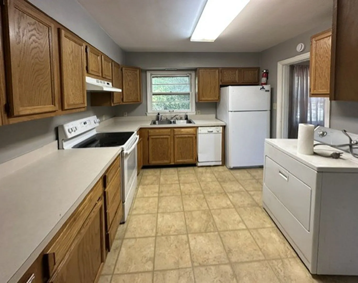 Coming Soon! Lovely 3 Br House Near Clays Mill! Off-Street Parking, Convenient Location! — Photo 2