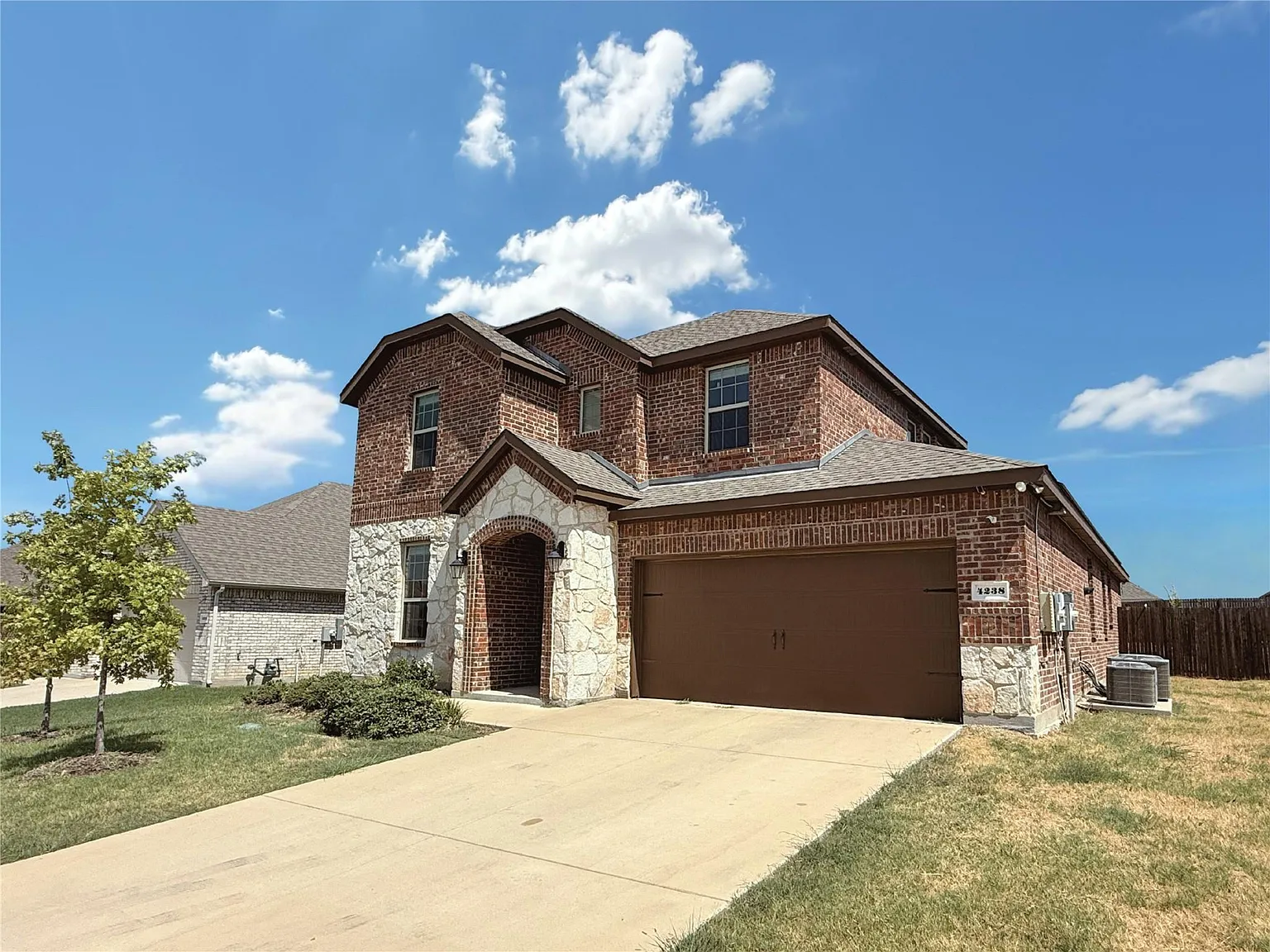 4 bed, 2312 sqft, $2,900 — Photo 2