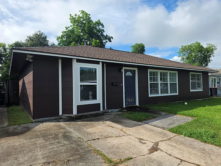 705 N Circle Dr — Photo 3