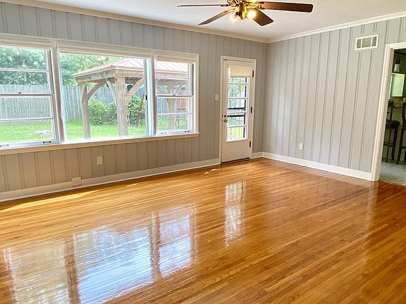 Den / informal living room