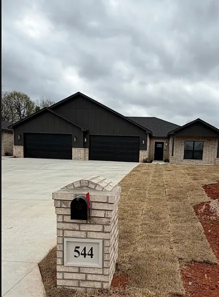 3 bed, 2.5 bath, 1800 sqft, $1,800 — Photo 1