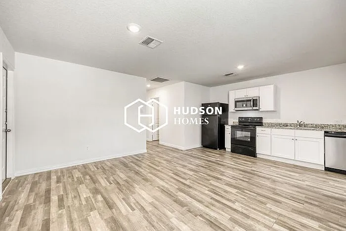 3 bed, 2.0 bath, 876 sqft, $875 — Photo 4
