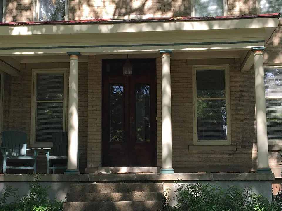 Private Center Hall front entrance w/double oak doors & vest