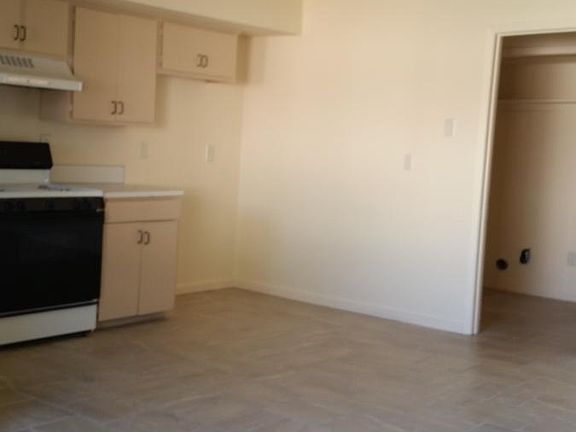 2nd image of 1111 E Parker St