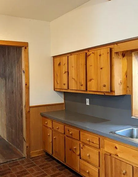 119 W Burke St — Photo 9